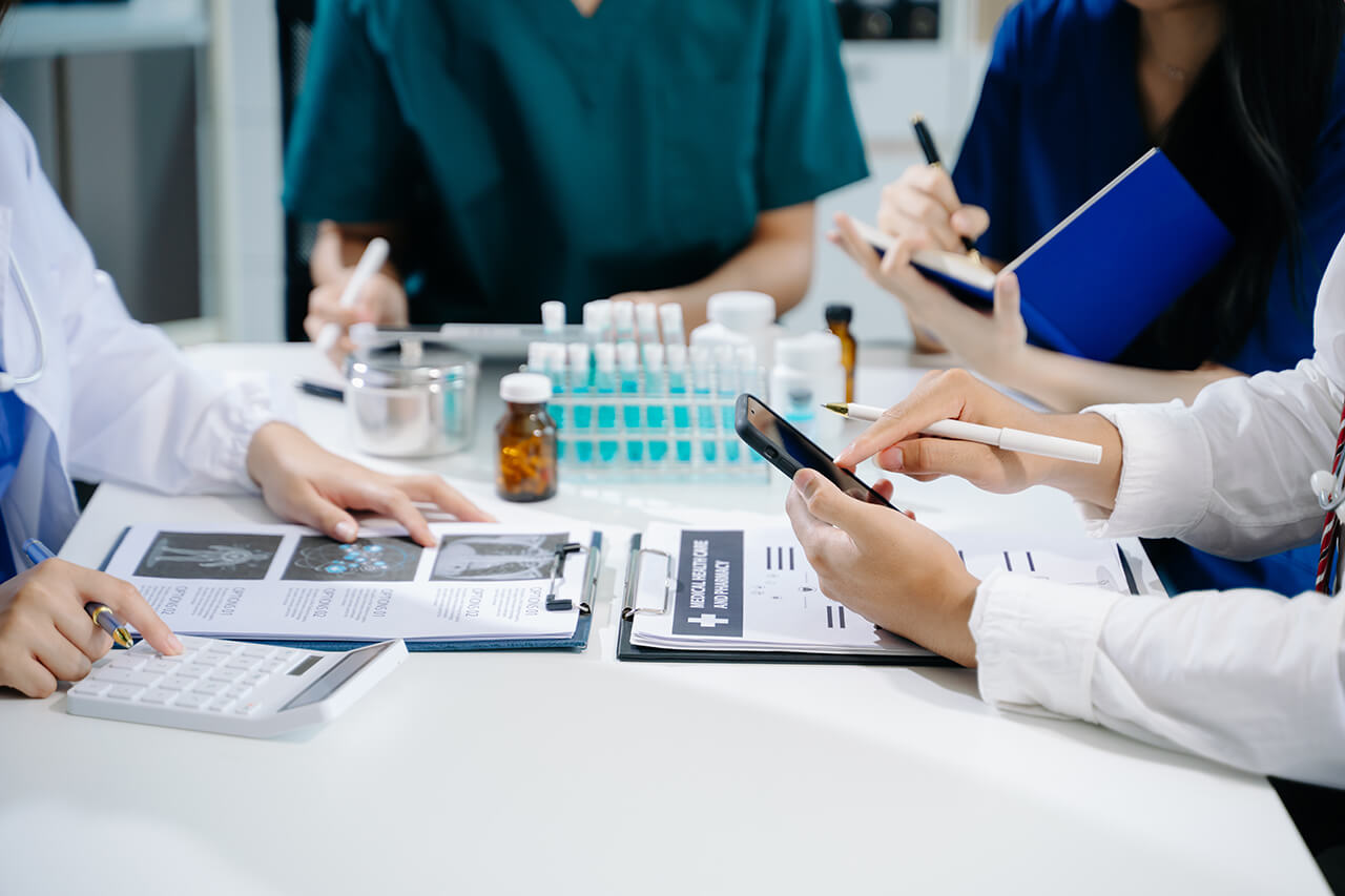 medical-team-having-a-meeting-with-doctors-in-whit-2024-11-01-20-34-01-utc-1